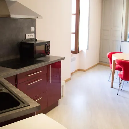 Le Lancelot לינה וארוחת בוקר Ambierle